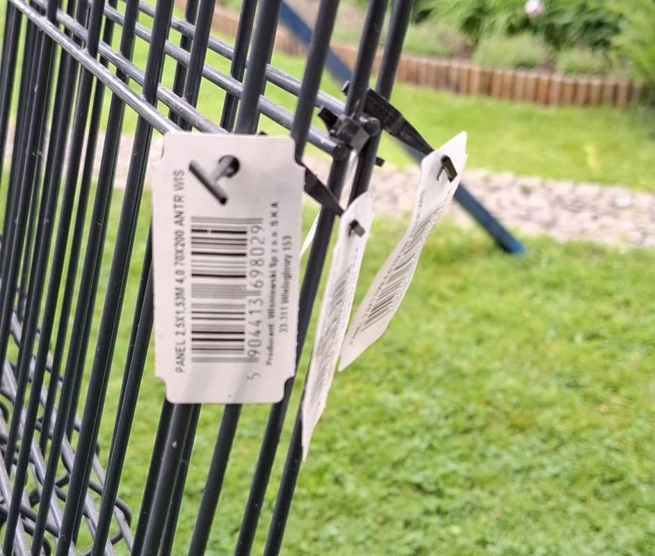 Montage von Zaunpaneelen auf einem Grundstück in Berlin